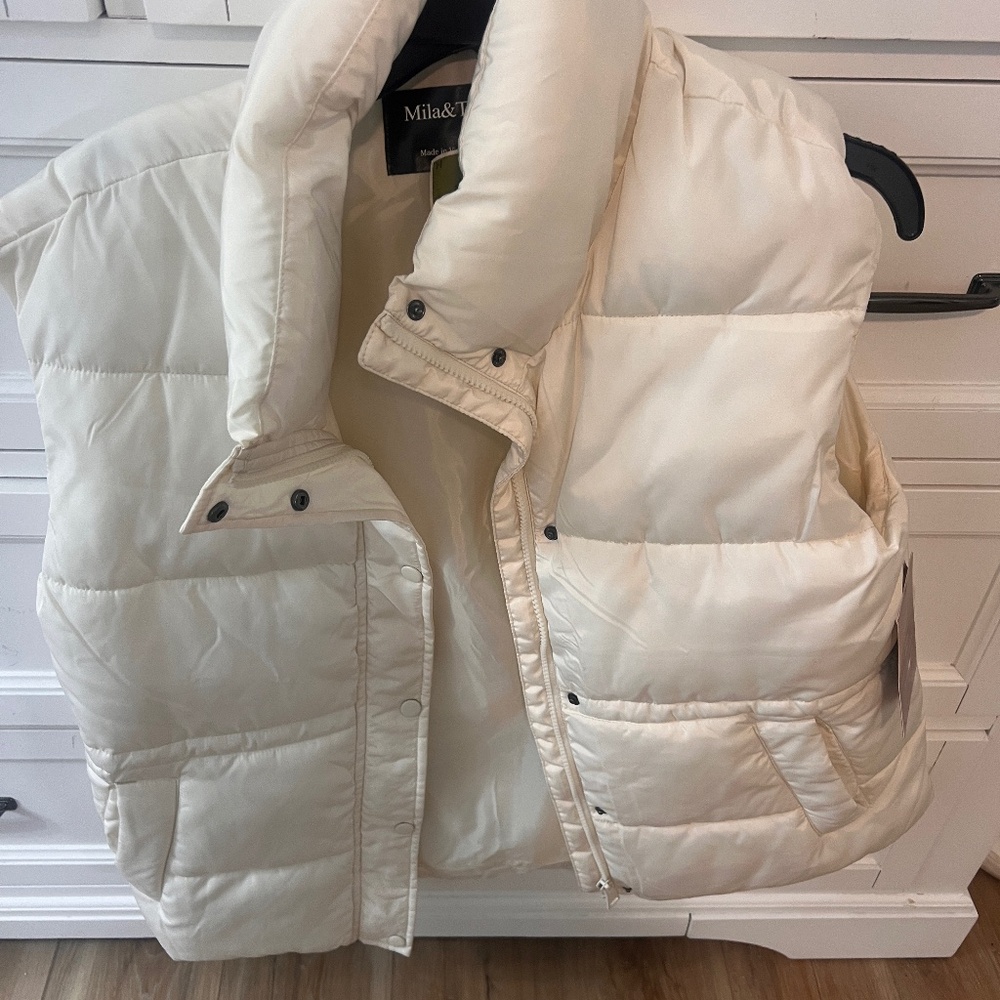 Woman’s size lg puff vest NWT off white - cream NWT
